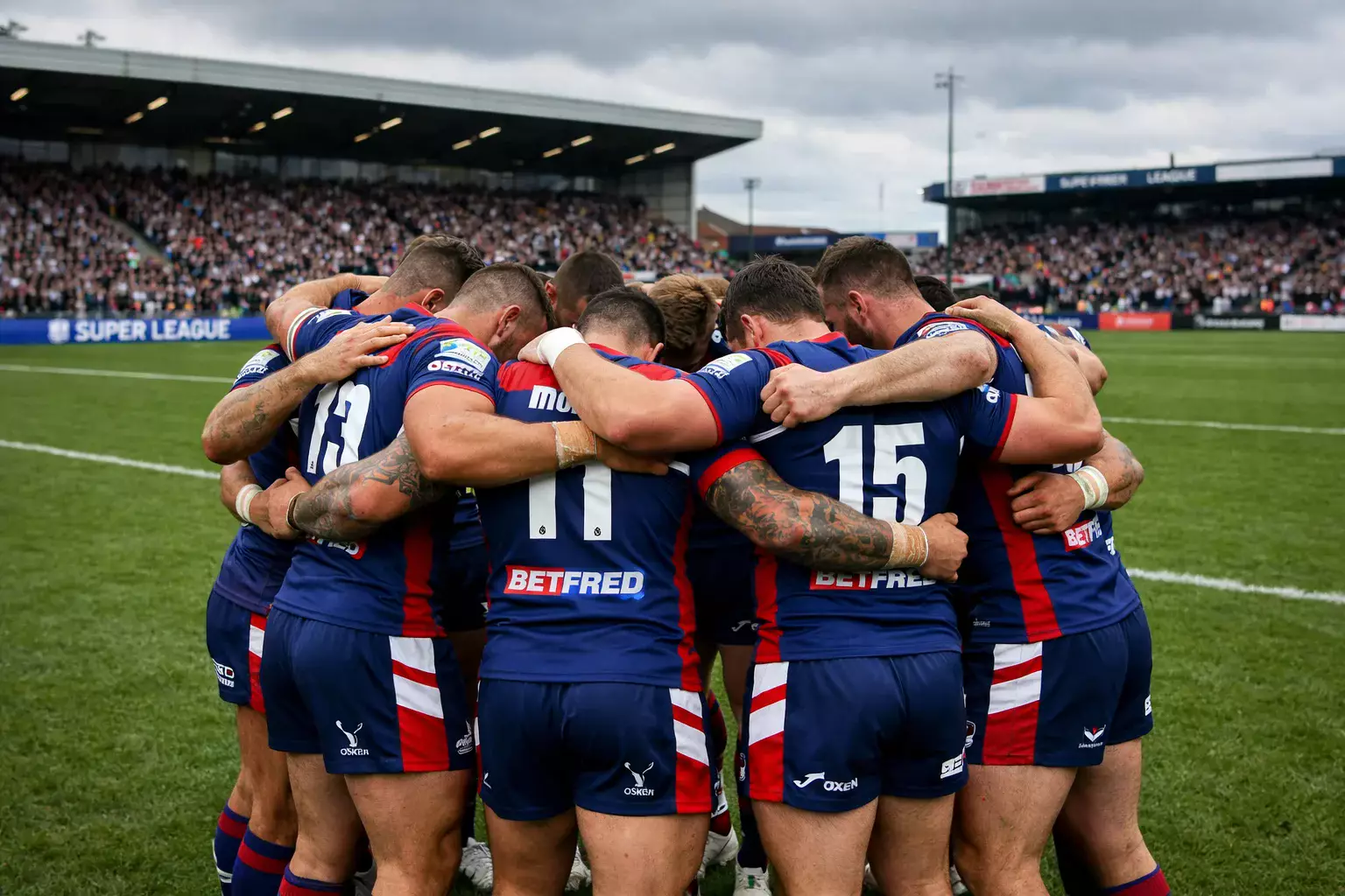 Super League team huddle before kickoff